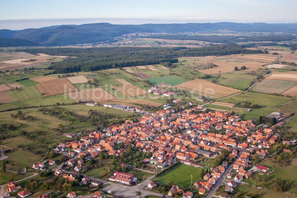 Uhrwiller aus der Vogelperspektive: Dorf - Ansicht am Rande von Feldern in Uhrwiller in Grand Est, Frankreich