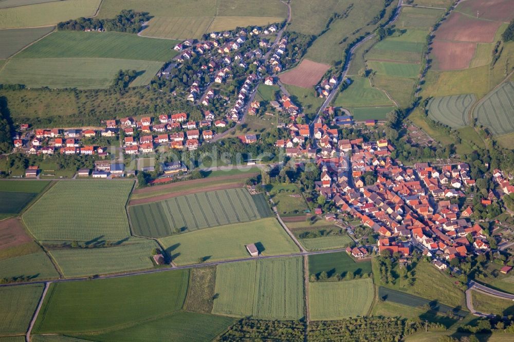 Luftaufnahme Unteraltertheim - Dorf - Ansicht am Rande von Feldern in Unteraltertheim im Bundesland Bayern, Deutschland