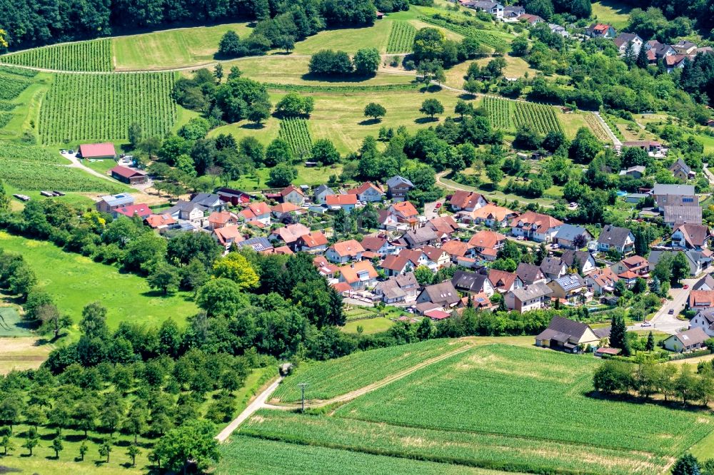 Wallburg von oben - Dorf - Ansicht am Rande von Feldern in Wallburg im Bundesland Baden-Württemberg, Deutschland