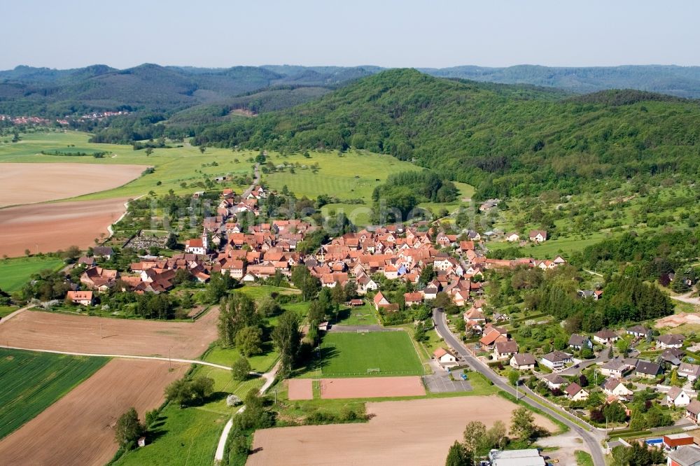 Luftaufnahme Weinbourg - Dorf - Ansicht am Rande von Feldern in Weinbourg in Grand Est, Frankreich