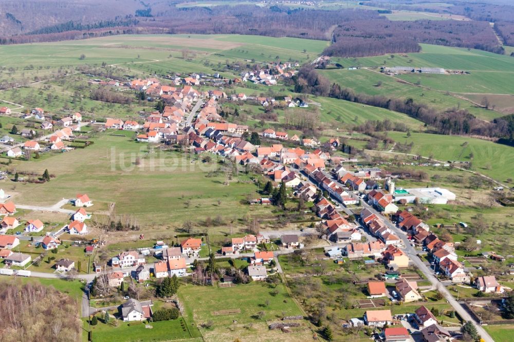 Luftaufnahme Weislingen - Dorf - Ansicht am Rande von Feldern in Weislingen in Grand Est, Frankreich