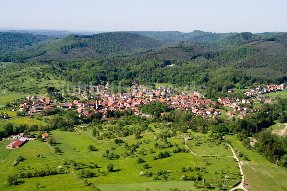 Luftaufnahme Weiterswiller - Dorf - Ansicht am Rande von Feldern in Weiterswiller in Grand Est, Frankreich