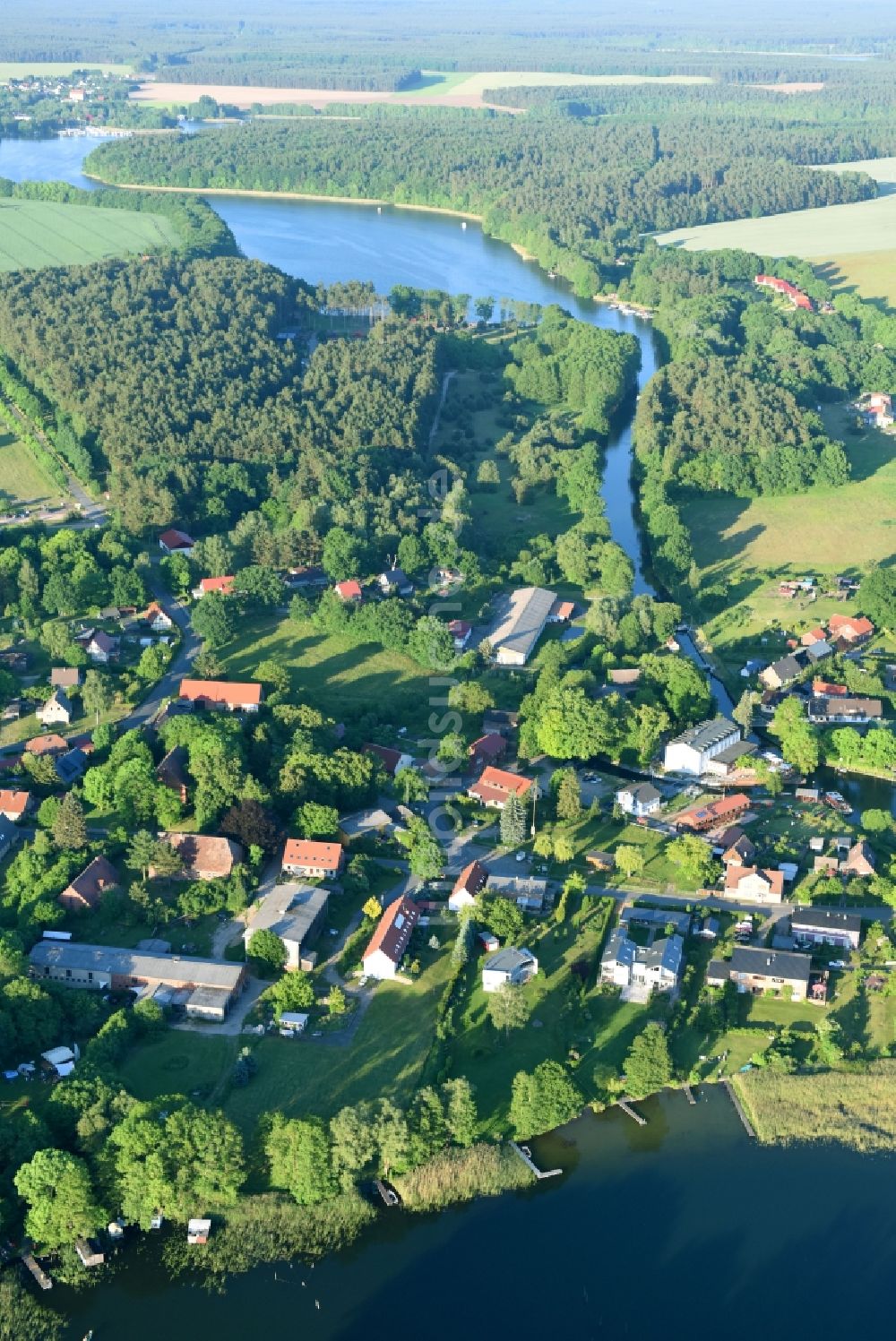 Luftaufnahme Wesenberg - Dorf - Ansicht am Rande von Feldern in Wesenberg im Bundesland Mecklenburg-Vorpommern, Deutschland