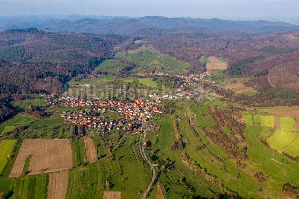 Luftbild Wingen - Dorf - Ansicht am Rande von Feldern in Wingen in Grand Est, Frankreich