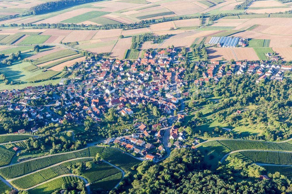 Luftaufnahme Winzerhausen - Dorf - Ansicht am Rande von Feldern in Winzerhausen im Bundesland Baden-Württemberg, Deutschland