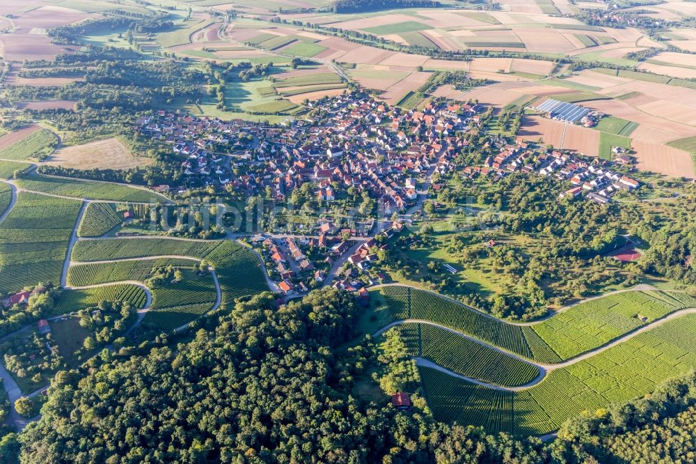 Winzerhausen aus der Vogelperspektive: Dorf - Ansicht am Rande von Feldern in Winzerhausen im Bundesland Baden-Württemberg, Deutschland