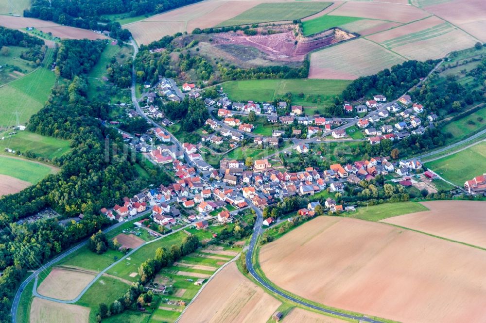 Wüstenzell aus der Vogelperspektive: Dorf - Ansicht am Rande von Feldern in Wüstenzell im Bundesland Bayern, Deutschland