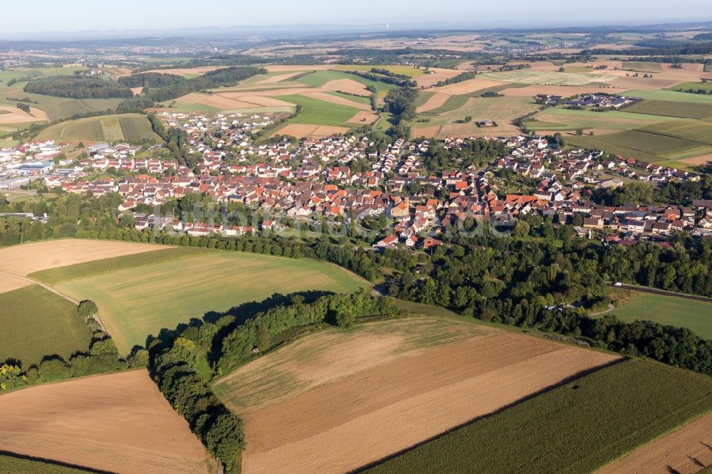 Luftaufnahme Zaisenhausen - Dorf - Ansicht am Rande von Feldern in Zaisenhausen im Bundesland Baden-Württemberg, Deutschland