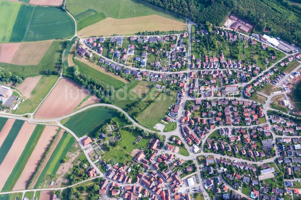 Zaisersweiher aus der Vogelperspektive: Dorf - Ansicht am Rande von Feldern in Zaisersweiher im Bundesland Baden-Württemberg, Deutschland