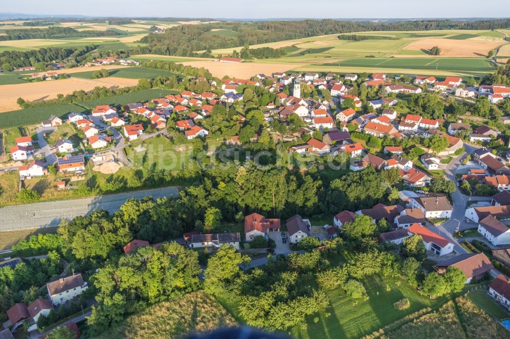 Luftaufnahme Zeholfing - Dorf - Ansicht am Rande von Feldern in Zeholfing im Bundesland Bayern, Deutschland