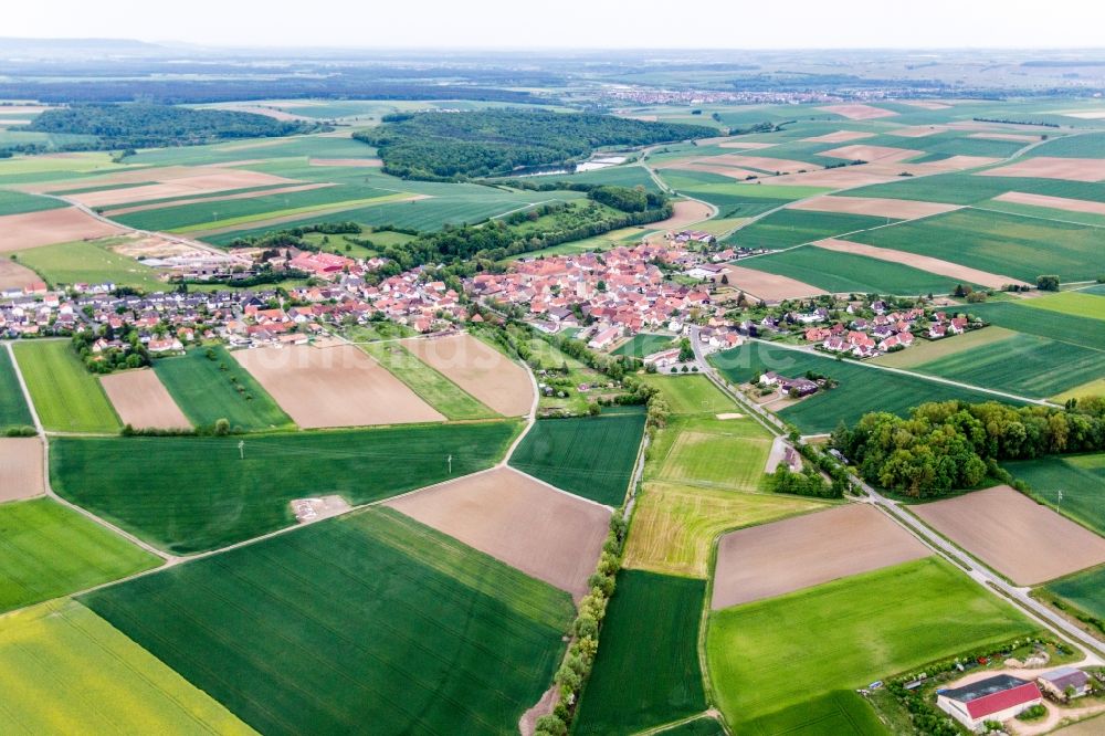 Zeilitzheim von oben - Dorf - Ansicht am Rande von Feldern in Zeilitzheim im Bundesland Bayern, Deutschland