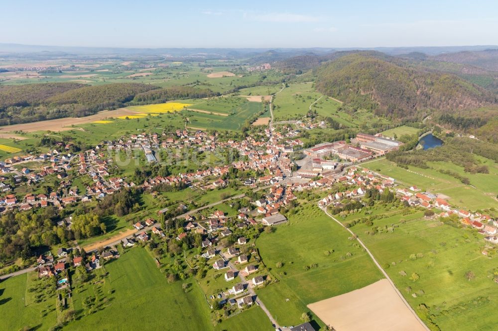 Luftaufnahme Zinswiller - Dorf - Ansicht am Rande von Feldern in Zinswiller in Grand Est, Frankreich