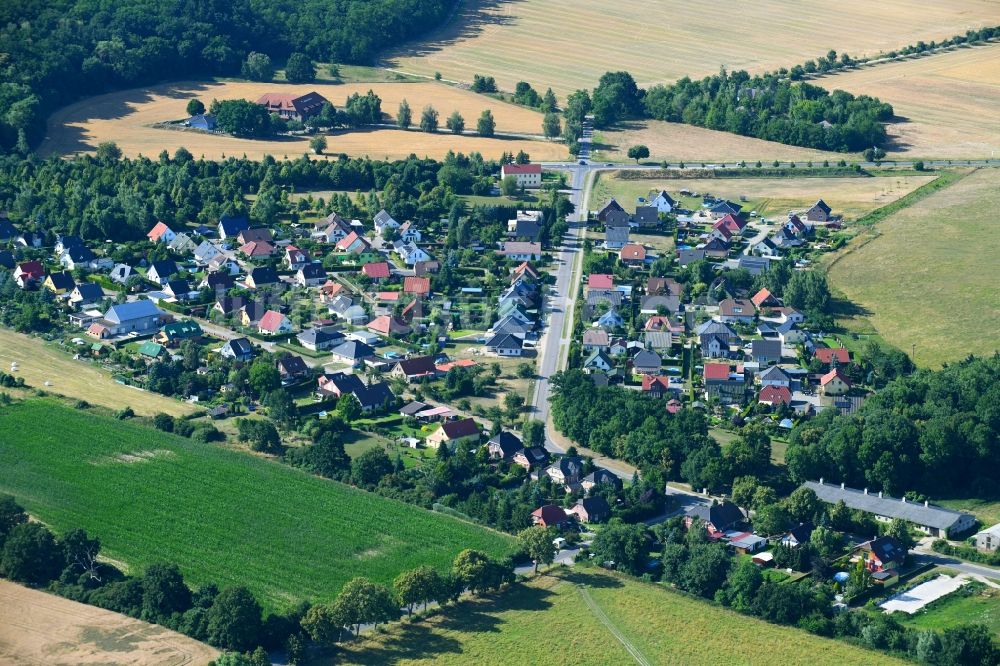 Luftaufnahme Zützen - Dorf - Ansicht am Rande von Feldern in Zützen im Bundesland Brandenburg, Deutschland