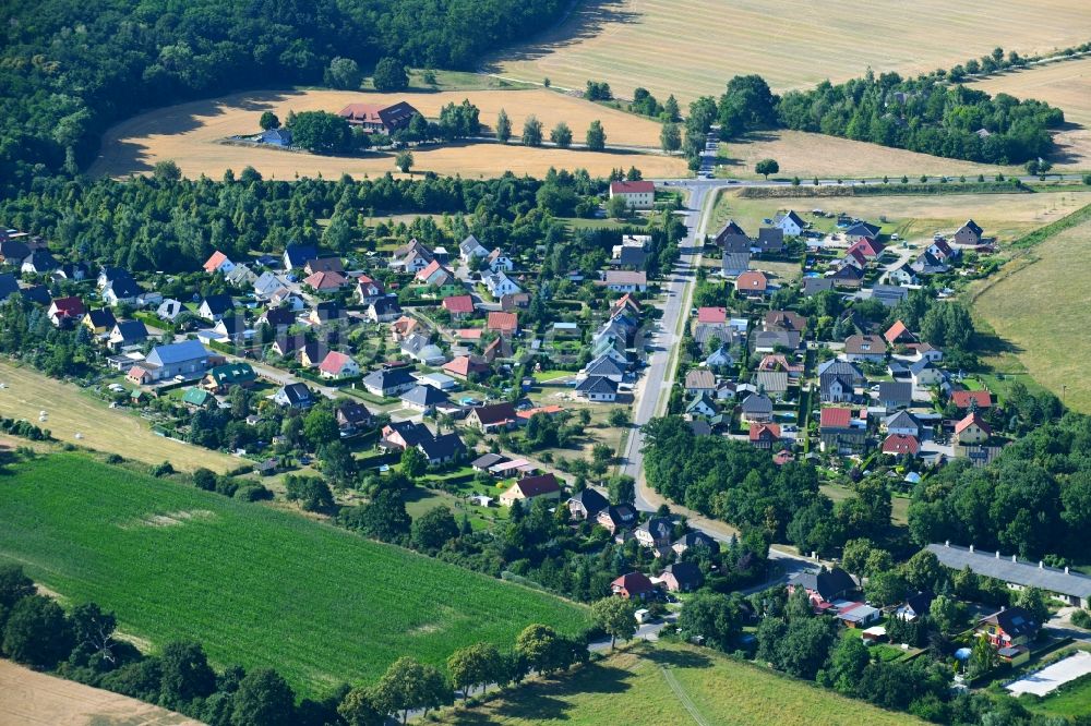 Zützen von oben - Dorf - Ansicht am Rande von Feldern in Zützen im Bundesland Brandenburg, Deutschland