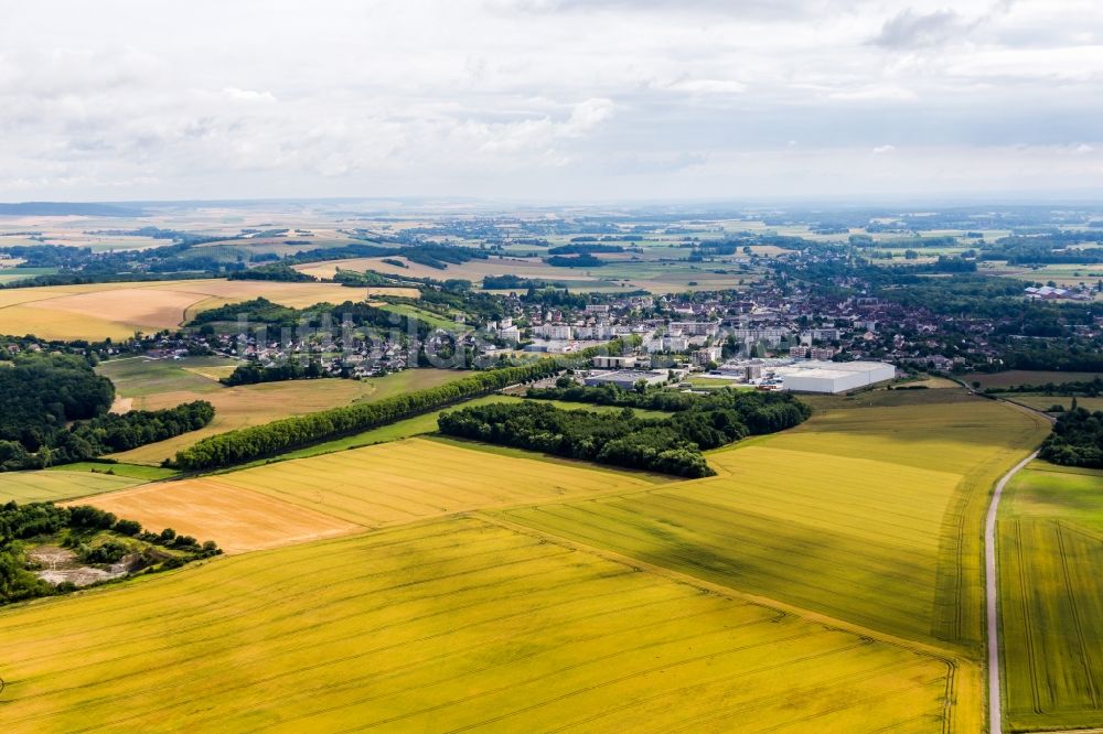 Luftaufnahme Saint-Florentin - Dorf - Ansicht am Rande von gelben Raps-Feldern in Saint-Florentin in Bourgogne Franche-Comte, Frankreich