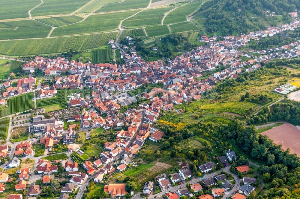 Luftaufnahme Sankt Martin - Dorf - Ansicht am Rande der Haardt des Pfälzerwalds zwischen Weinbergen in Sankt Martin im Bundesland Rheinland-Pfalz, Deutschland