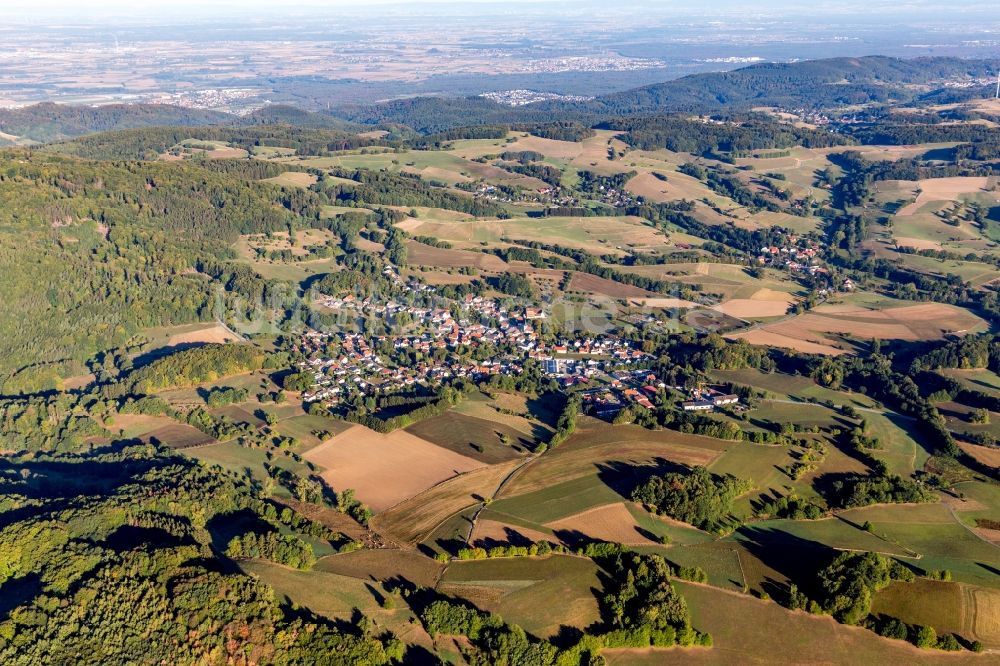 Beedenkirchen von oben - Dorf - Ansicht am Rande von landwirtschaftlichen Feldern in Beedenkirchen im Bundesland Hessen, Deutschland