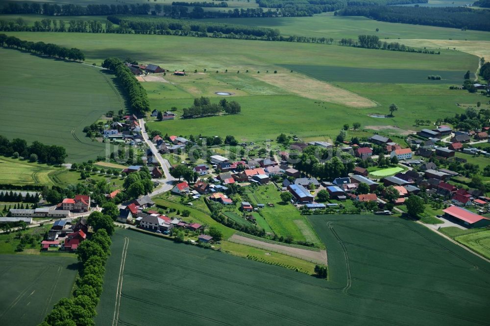 Benzin von oben - Dorf - Ansicht am Rande von landwirtschaftlichen Feldern in Benzin im Bundesland Mecklenburg-Vorpommern, Deutschland