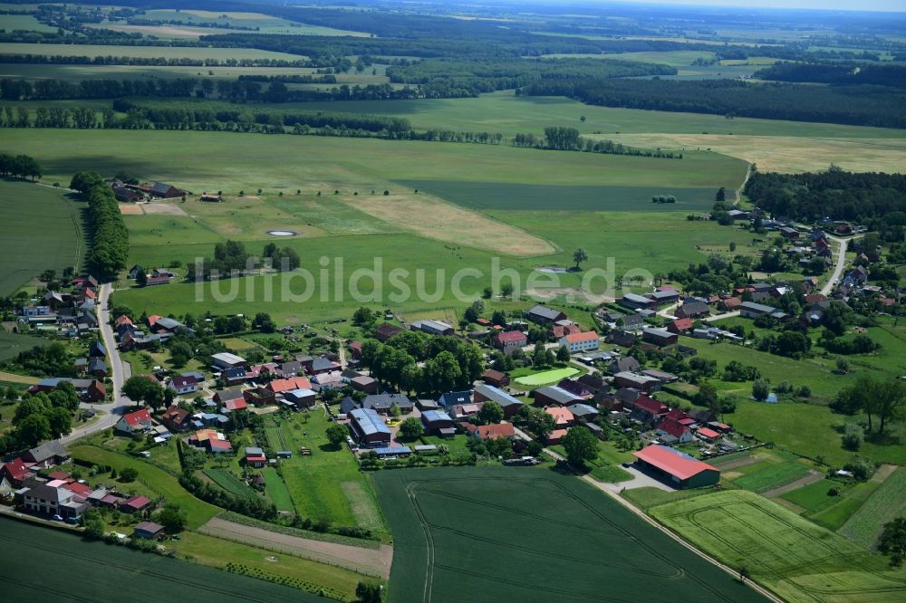 Benzin aus der Vogelperspektive: Dorf - Ansicht am Rande von landwirtschaftlichen Feldern in Benzin im Bundesland Mecklenburg-Vorpommern, Deutschland