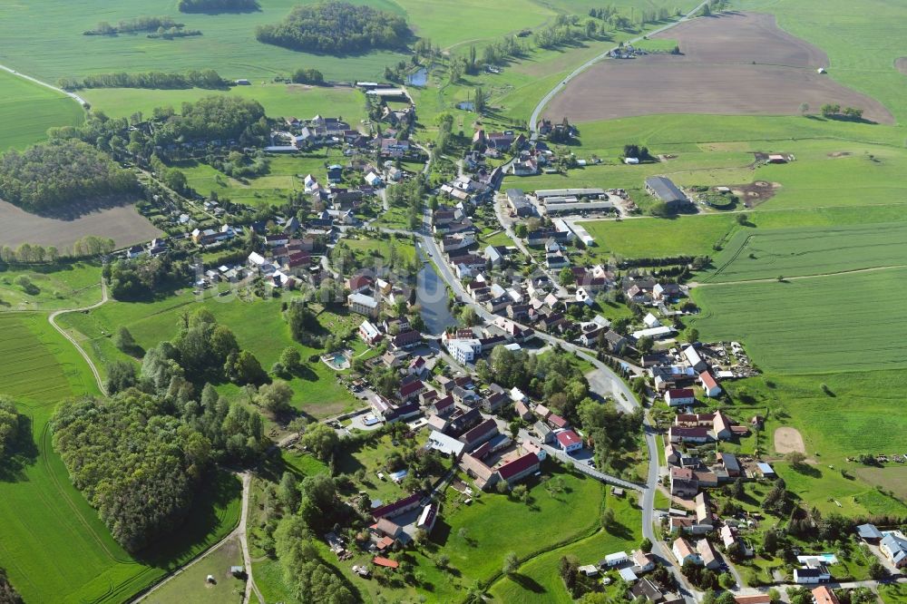 Bärnsdorf von oben - Dorf - Ansicht am Rande von landwirtschaftlichen Feldern in Bärnsdorf im Bundesland Sachsen, Deutschland