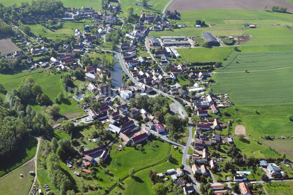 Bärnsdorf aus der Vogelperspektive: Dorf - Ansicht am Rande von landwirtschaftlichen Feldern in Bärnsdorf im Bundesland Sachsen, Deutschland