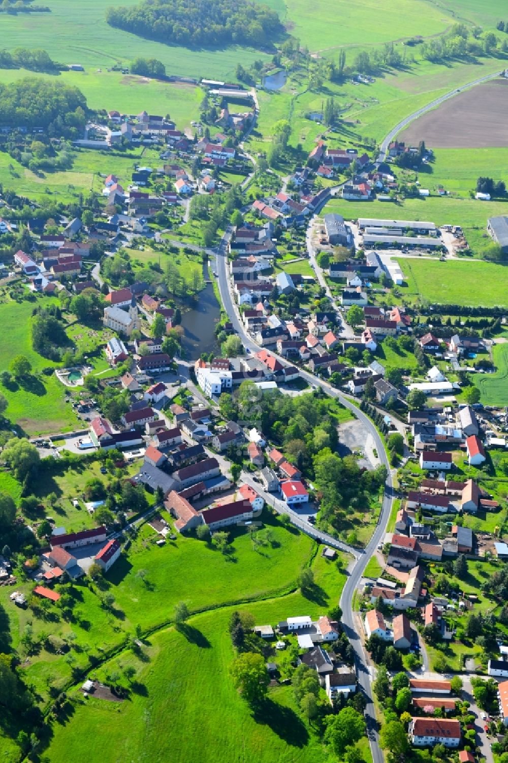 Luftbild Bärnsdorf - Dorf - Ansicht am Rande von landwirtschaftlichen Feldern in Bärnsdorf im Bundesland Sachsen, Deutschland