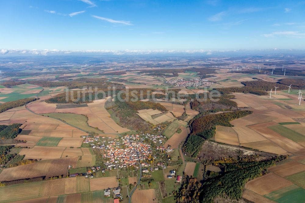 Luftaufnahme Böttigheim - Dorf - Ansicht am Rande von landwirtschaftlichen Feldern in Böttigheim im Bundesland Bayern, Deutschland