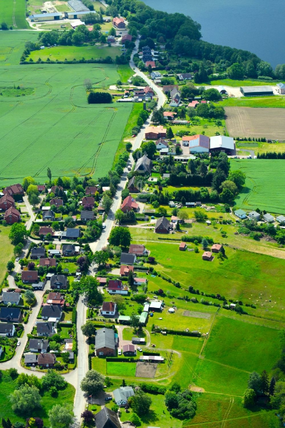 Dümmer von oben - Dorf - Ansicht am Rande von landwirtschaftlichen Feldern in Dümmer im Bundesland Mecklenburg-Vorpommern, Deutschland