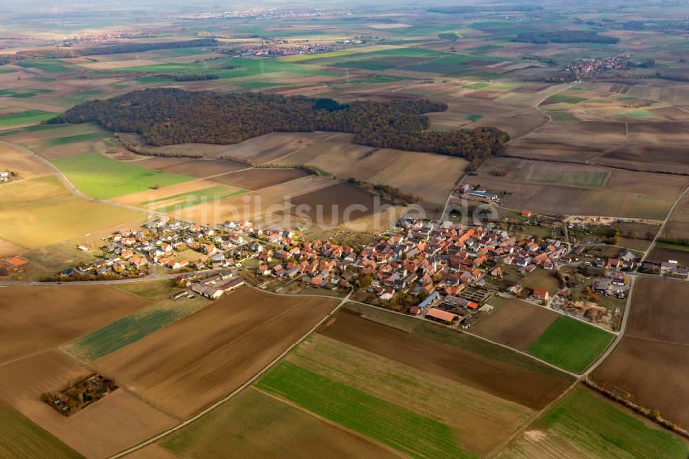 Luftaufnahme Eichfeld - Dorf - Ansicht am Rande von landwirtschaftlichen Feldern in Eichfeld im Bundesland Bayern, Deutschland
