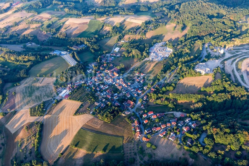 Luftaufnahme Erlenbach - Dorf - Ansicht am Rande von landwirtschaftlichen Feldern in Erlenbach im Bundesland Hessen, Deutschland