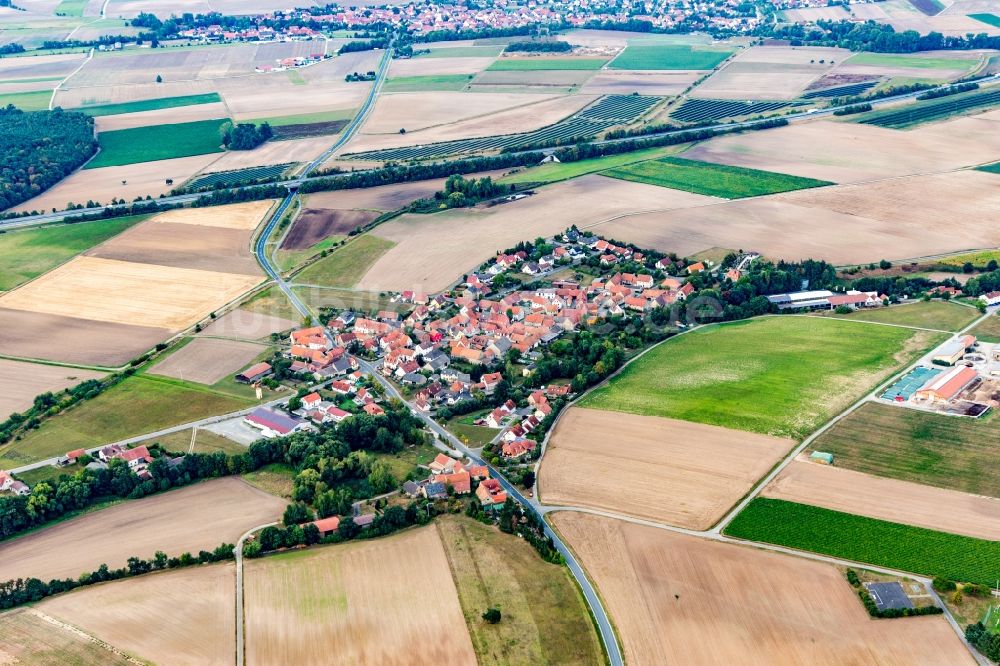Feuerbach von oben - Dorf - Ansicht am Rande von landwirtschaftlichen Feldern in Feuerbach im Bundesland Bayern, Deutschland