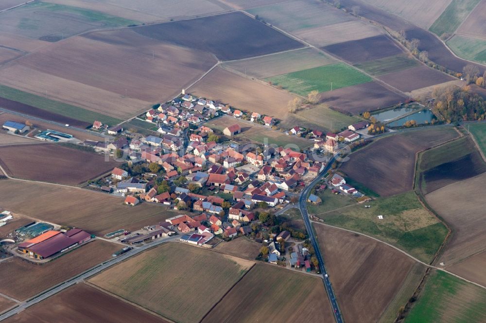 Frankenwinheim aus der Vogelperspektive: Dorf - Ansicht am Rande von landwirtschaftlichen Feldern in Frankenwinheim im Bundesland Bayern, Deutschland