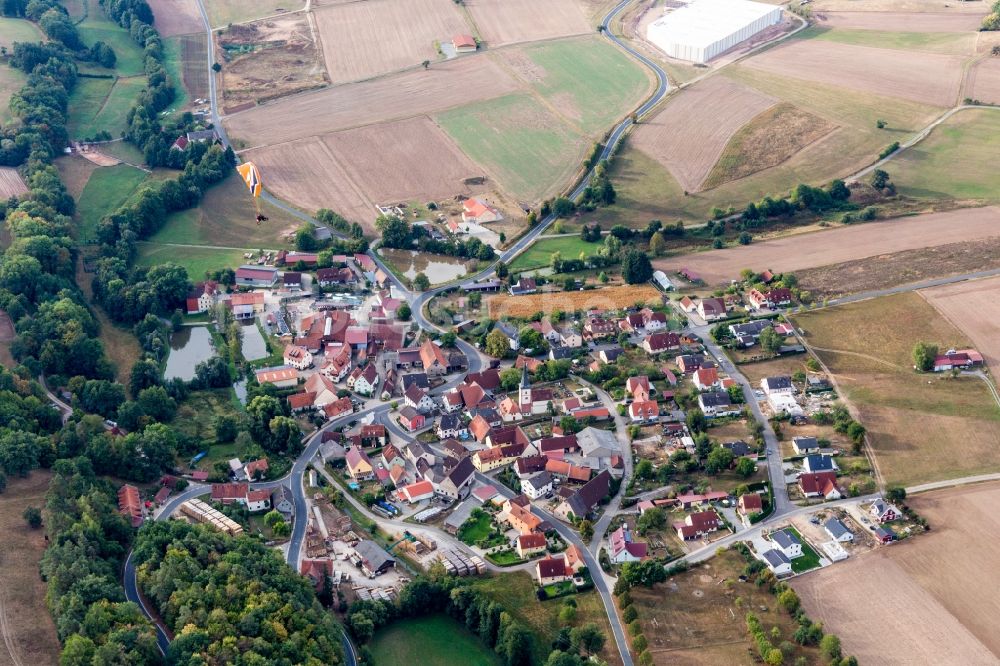 Luftaufnahme Füttersee - Dorf - Ansicht am Rande von landwirtschaftlichen Feldern in Füttersee im Bundesland Bayern, Deutschland