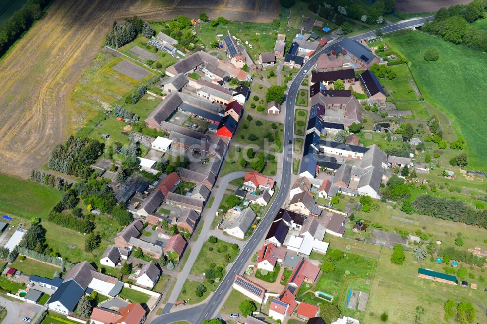 Gentha aus der Vogelperspektive: Dorf - Ansicht am Rande von landwirtschaftlichen Feldern in Gentha im Bundesland Sachsen-Anhalt, Deutschland