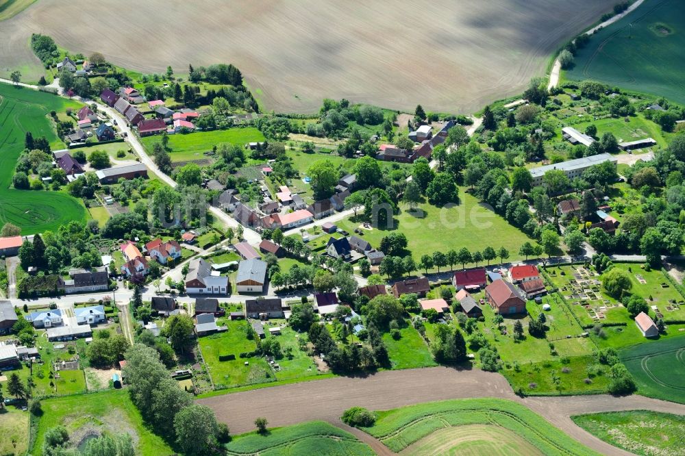 Granzin aus der Vogelperspektive: Dorf - Ansicht am Rande von landwirtschaftlichen Feldern in Granzin im Bundesland Mecklenburg-Vorpommern, Deutschland