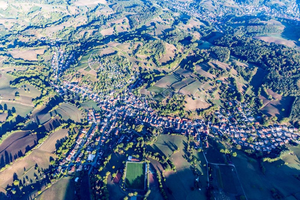 Gronau aus der Vogelperspektive: Dorf - Ansicht am Rande von landwirtschaftlichen Feldern in Gronau im Bundesland Hessen, Deutschland
