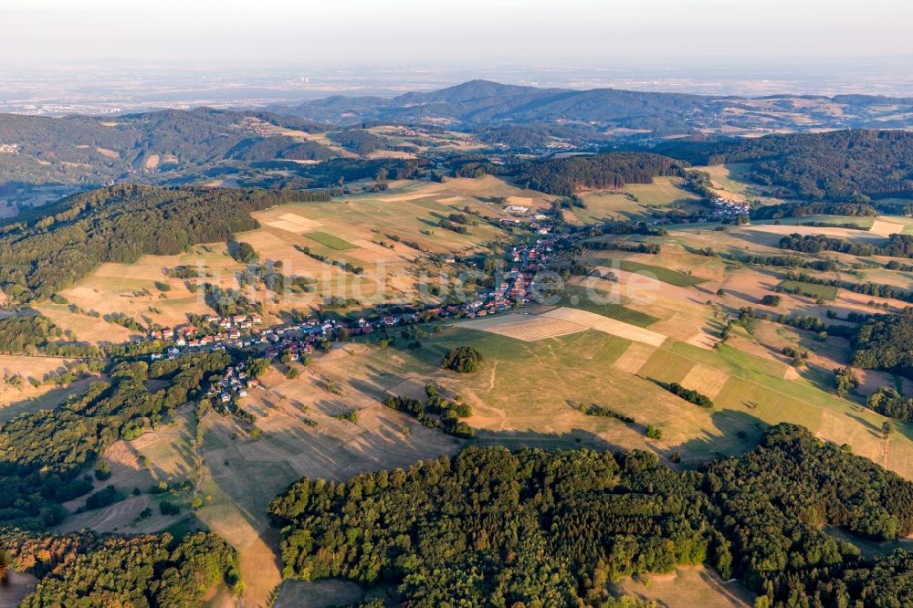Gumpen von oben - Dorf - Ansicht am Rande von landwirtschaftlichen Feldern in Gumpen im Bundesland Hessen, Deutschland