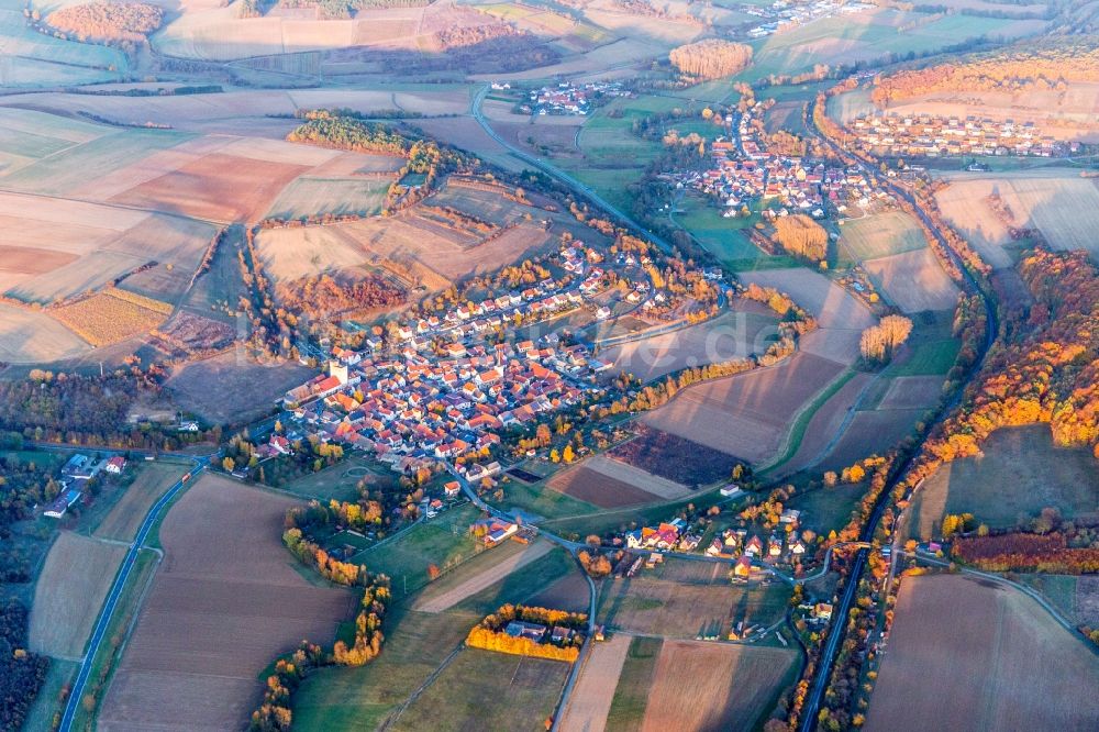 Luftaufnahme Halsheim - Dorf - Ansicht am Rande von landwirtschaftlichen Feldern in Halsheim im Bundesland Bayern, Deutschland