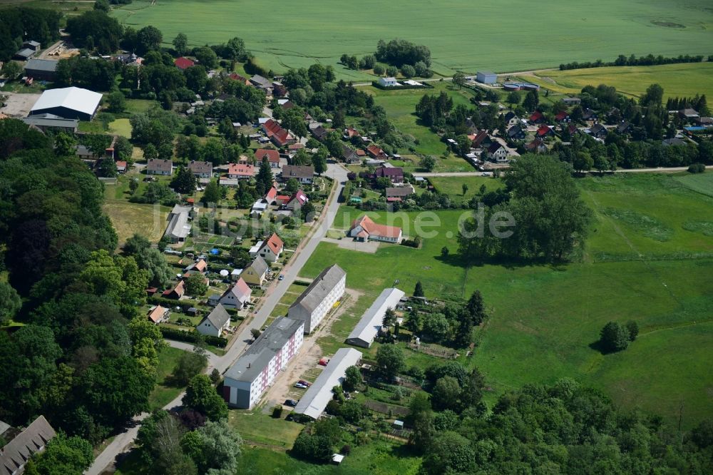 Herzberg aus der Vogelperspektive: Dorf - Ansicht am Rande von landwirtschaftlichen Feldern in Herzberg im Bundesland Mecklenburg-Vorpommern, Deutschland