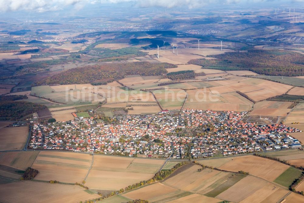 Luftbild Hettstadt - Dorf - Ansicht am Rande von landwirtschaftlichen Feldern in Hettstadt im Bundesland Bayern, Deutschland