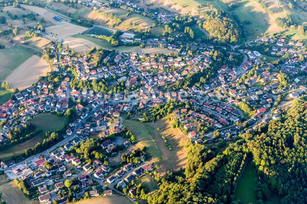 Luftaufnahme Kirschhausen - Dorf - Ansicht am Rande von landwirtschaftlichen Feldern in Kirschhausen im Bundesland Hessen, Deutschland