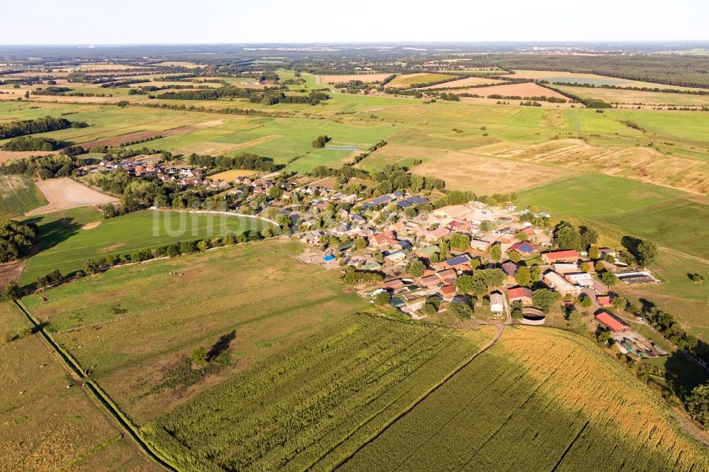 Luftaufnahme Lanze - Dorf - Ansicht am Rande von landwirtschaftlichen Feldern in Lanze im Bundesland Schleswig-Holstein, Deutschland