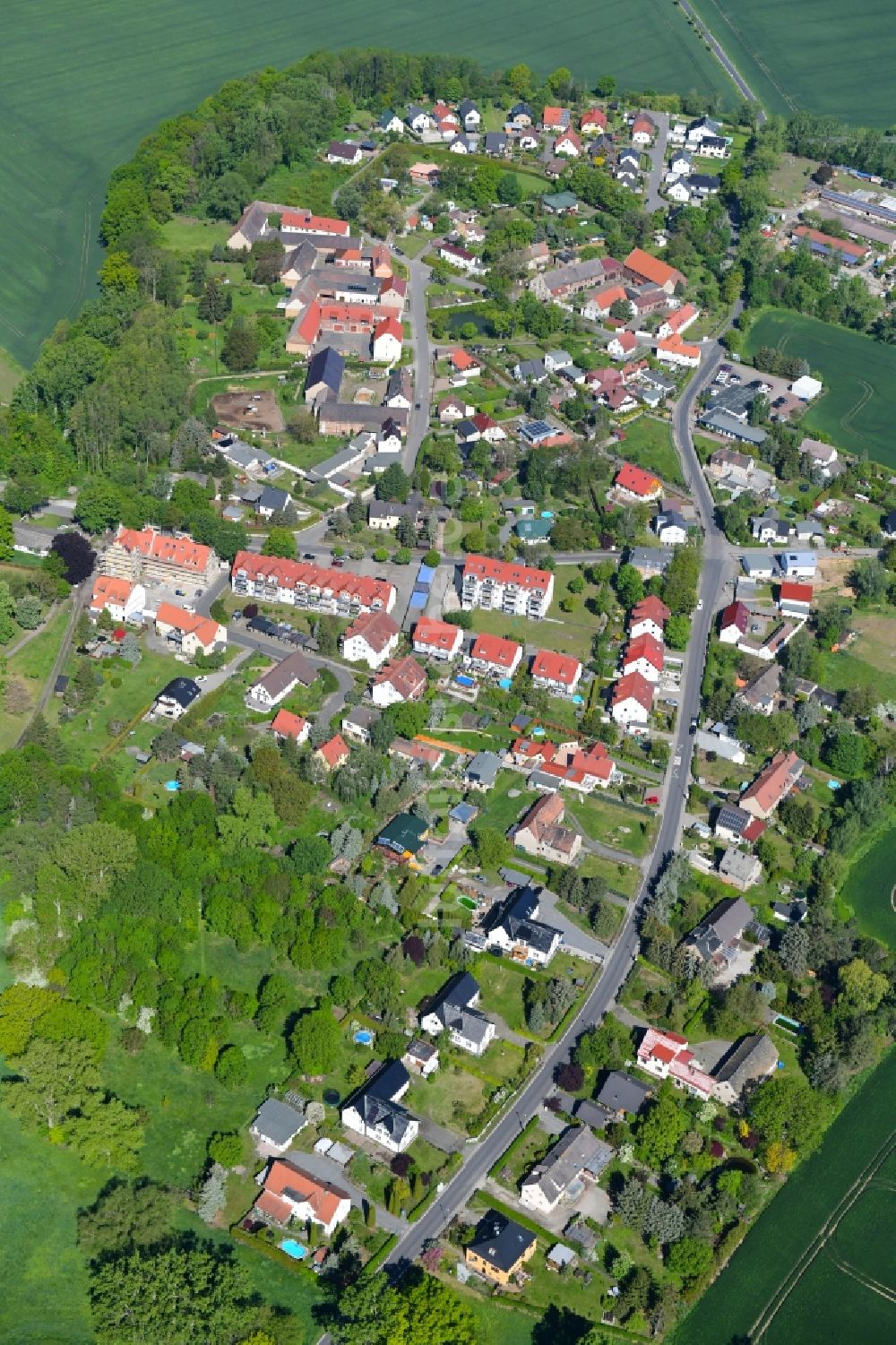 Merkwitz aus der Vogelperspektive: Dorf - Ansicht am Rande von landwirtschaftlichen Feldern in Merkwitz im Bundesland Sachsen, Deutschland