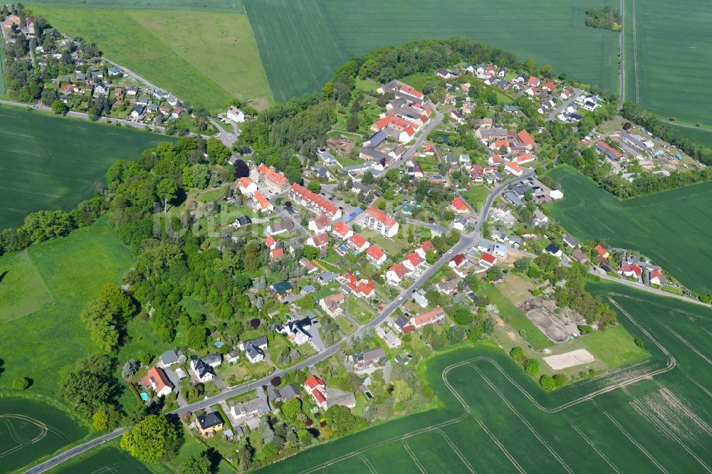 Luftaufnahme Merkwitz - Dorf - Ansicht am Rande von landwirtschaftlichen Feldern in Merkwitz im Bundesland Sachsen, Deutschland