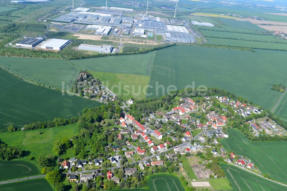 Merkwitz von oben - Dorf - Ansicht am Rande von landwirtschaftlichen Feldern in Merkwitz im Bundesland Sachsen, Deutschland