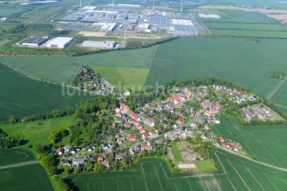 Merkwitz aus der Vogelperspektive: Dorf - Ansicht am Rande von landwirtschaftlichen Feldern in Merkwitz im Bundesland Sachsen, Deutschland
