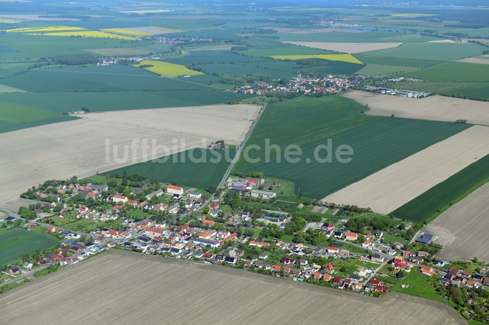 Naundorf aus der Vogelperspektive: Dorf - Ansicht am Rande von landwirtschaftlichen Feldern in Naundorf im Bundesland Sachsen, Deutschland