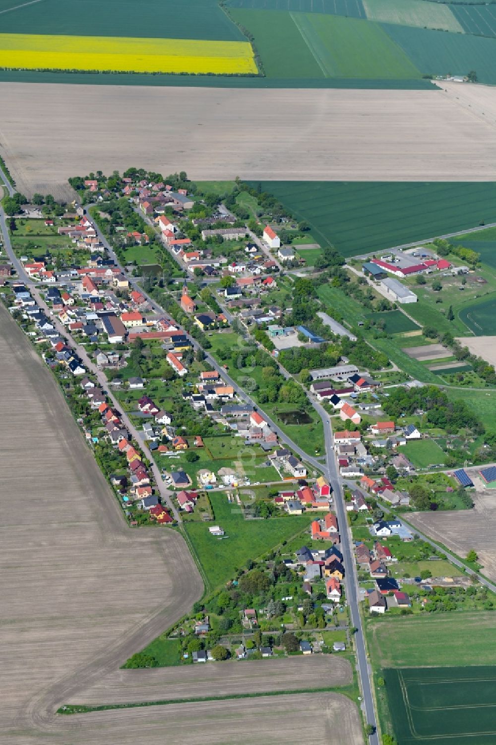 Luftaufnahme Naundorf - Dorf - Ansicht am Rande von landwirtschaftlichen Feldern in Naundorf im Bundesland Sachsen, Deutschland