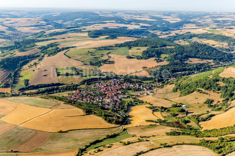 Niedermoschel aus der Vogelperspektive: Dorf - Ansicht am Rande von landwirtschaftlichen Feldern in Niedermoschel im Bundesland Rheinland-Pfalz, Deutschland