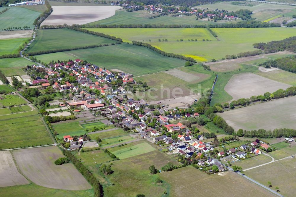 Nudow von oben - Dorf - Ansicht am Rande von landwirtschaftlichen Feldern in Nudow im Bundesland Brandenburg, Deutschland